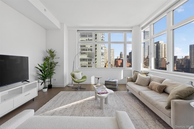 Photo - 305 E 51st St