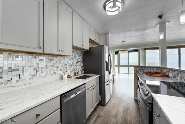 Building Photo - 12520 Edgewater Dr Unit 1506
