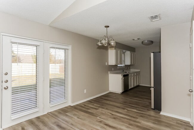 Photo - 6004 Cool Springs Dr