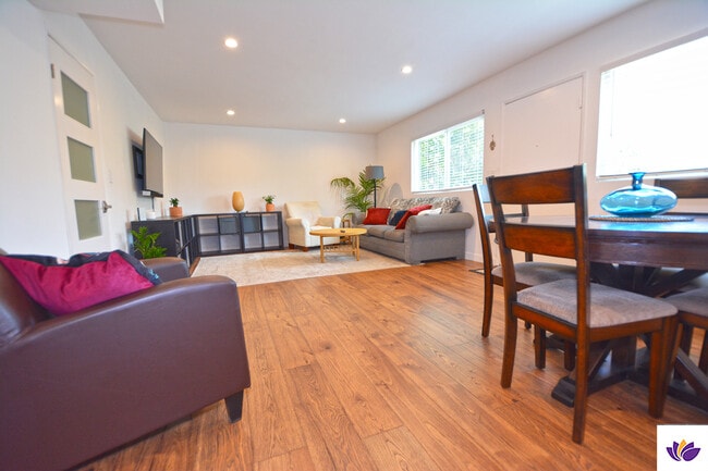 Photo - 10854 Morrison St Unidad #1