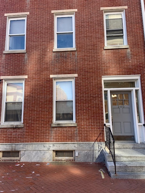 Front of Building - 200 W Market St Apartamentos Unidad B1