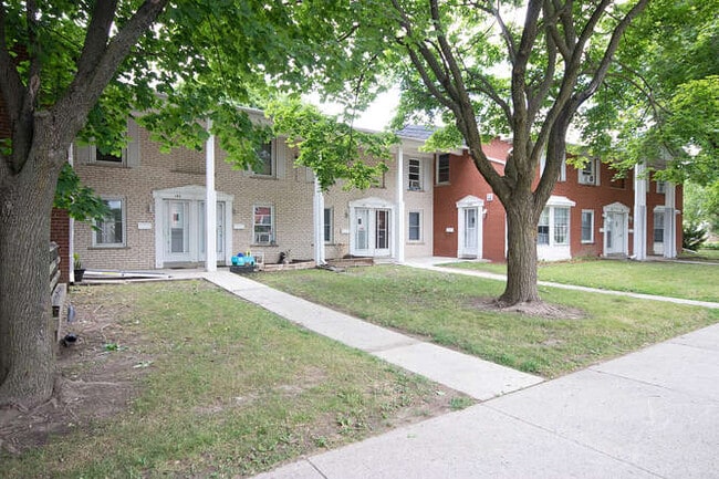 Building Photo - SPACIOUS 2 BEDROOM TOWNHOME ON ARBOUR GLEN...