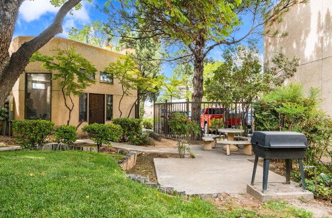 Cloverleaf Apartments
