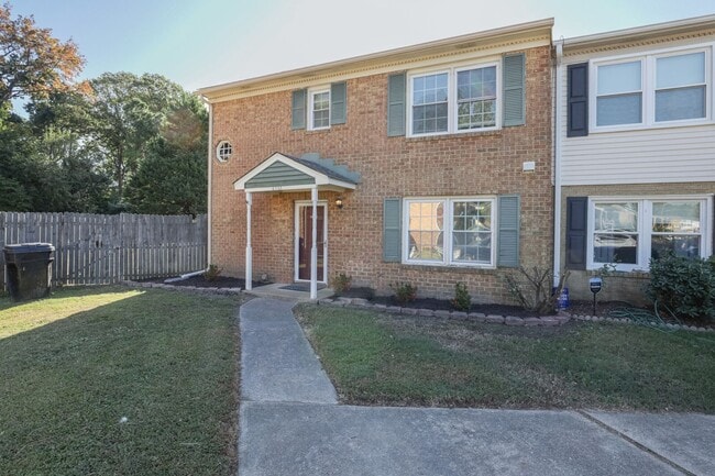 Building Photo - 3BR/1.5BA Thoroughgood End Unit Townhouse ...