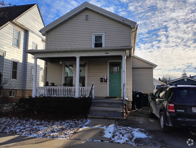 Building Photo - 164 1/2-1-2 E 1st St Unit 302 1-2 e 1st St fonddulac Wisconsin Rental