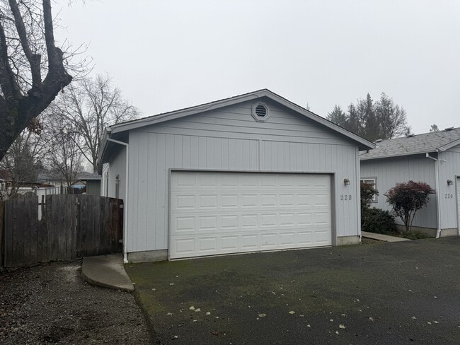 Building Photo - 228 SW Westholm Ave