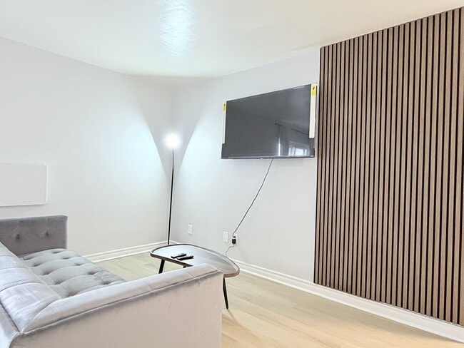 Building Photo - 1980 Wyandotte St W Unit 203