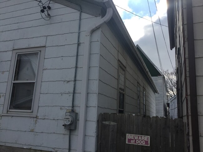 Building Photo - 1116 W Washington St Unit A-rear cottage