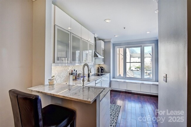 Photo - 343 W 7th St