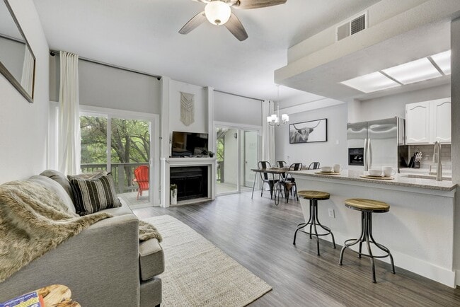 Building Photo - 2010 Jones Rd Unit D