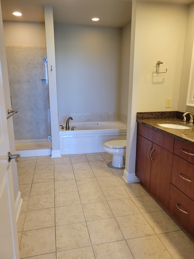 Photo - 701 Royal Ct Unidad 701 Royal Ct #610