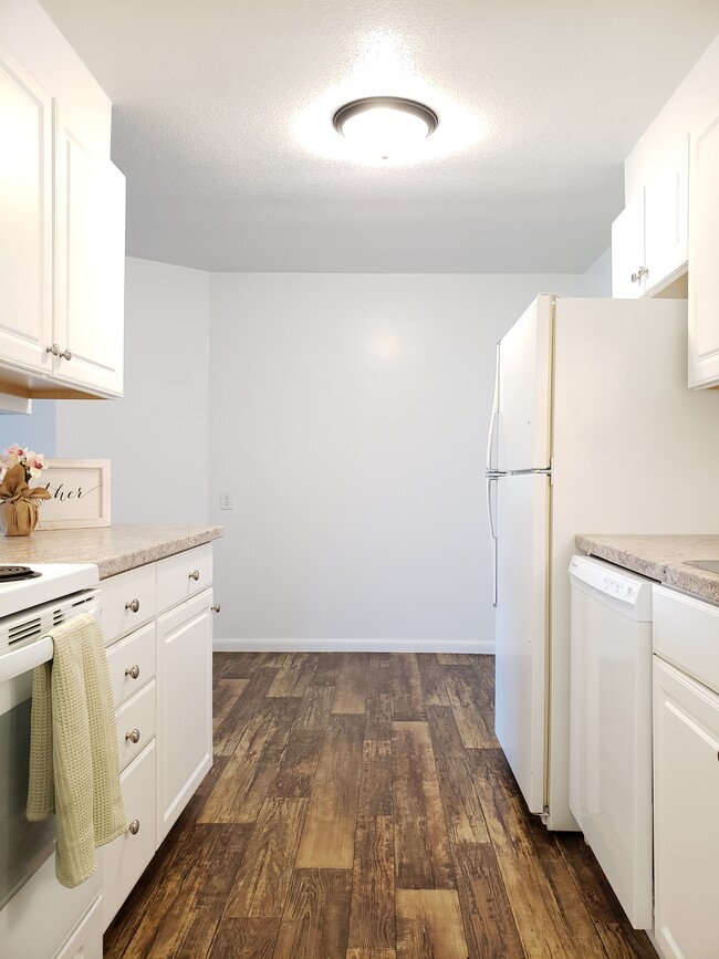 $795, 2 Bed Available July 2026 - 502 13th St SE