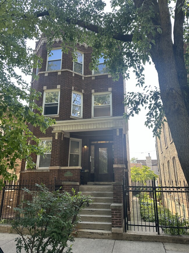 Building Photo - 2112 N Leavitt St Unit 3