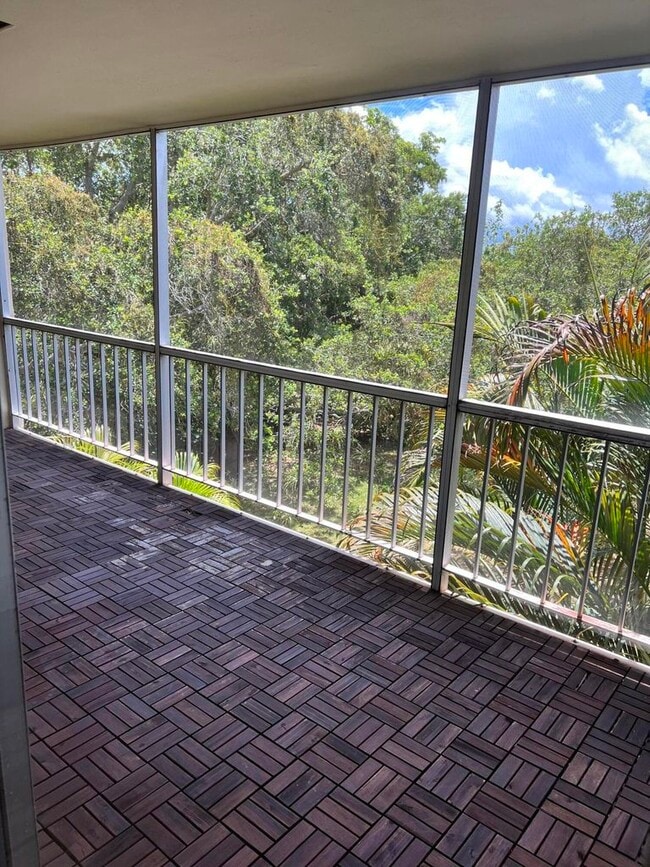 Building Photo - 644 NW 13th St Unit 310