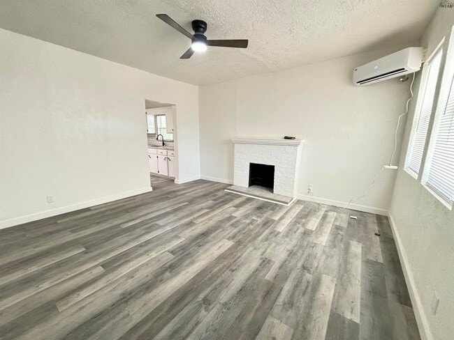 Photo - 1810 Britain St