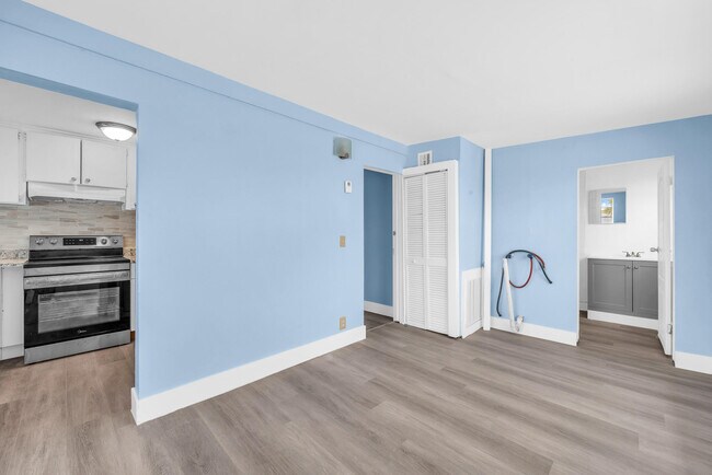 Photo - 1497 Silver Beach Rd