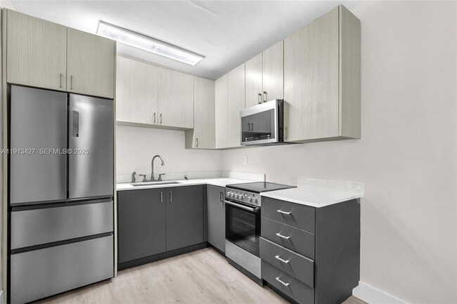 Building Photo - 3030 NW 16th St Unit 3