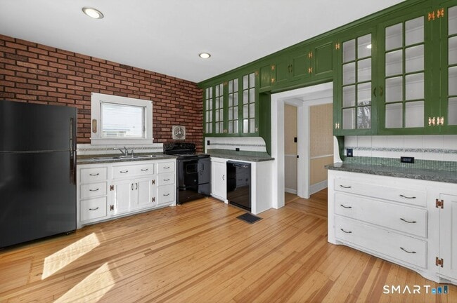 Photo - 164 W Main St