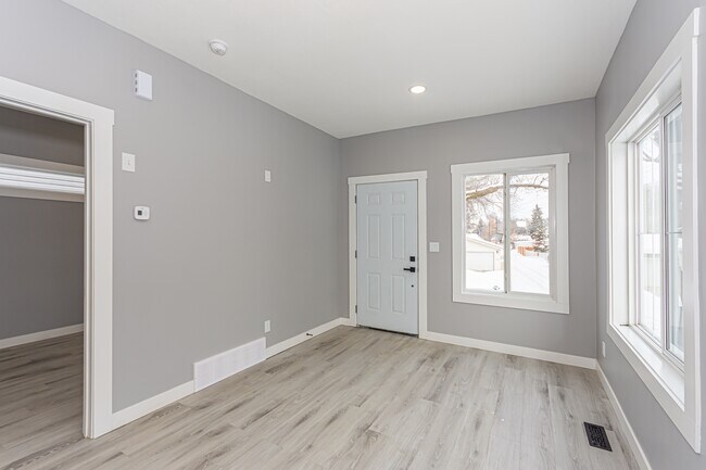 Photo - 11547 St Albert Trail NW Unité Upper-11547