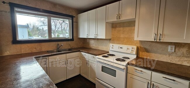 Photo - 1292-1292 Lawrence Ave