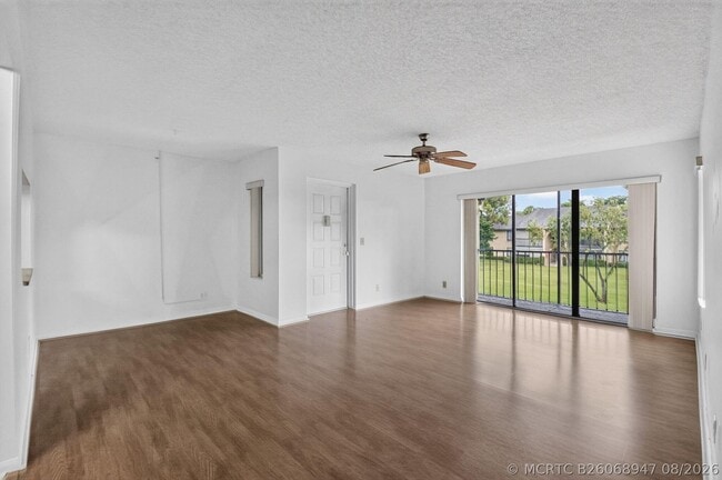Building Photo - 720 Sunny Pine Way Unit G2