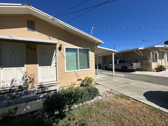 Building Photo - 2 bedroom 1 bathroom duplex Vacaville Rental