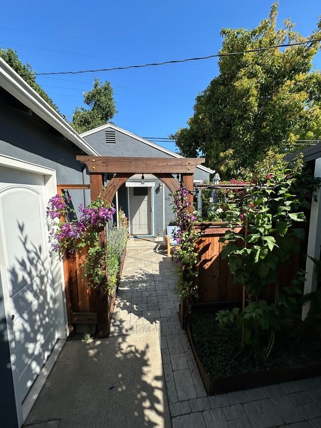 Photo - 1163 1/2 Park Blvd - Month to Month