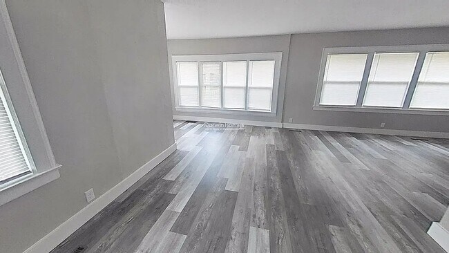 Photo - 529 E Victoria St