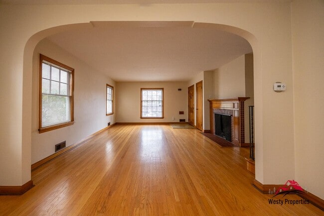 Building Photo - 2128 NE Weidler St Rental