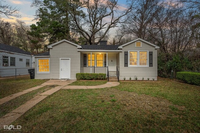 Photo - 154 E Wyandotte St