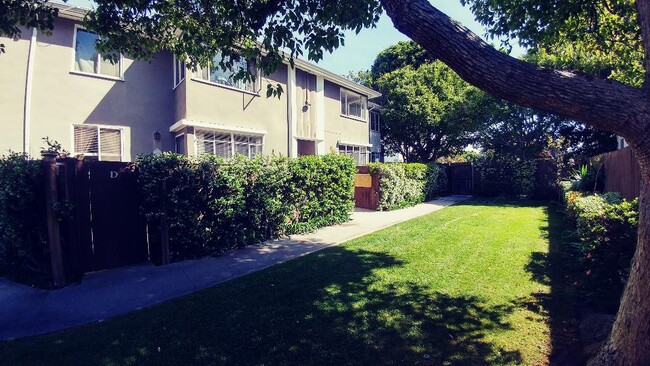 Courtyard - 2427 S Centinela Ave Unidad B Rental