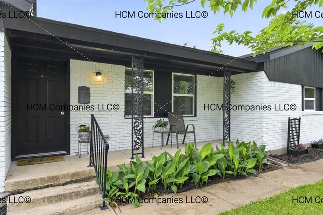 front seating area - 3513 Sheridon Dr
