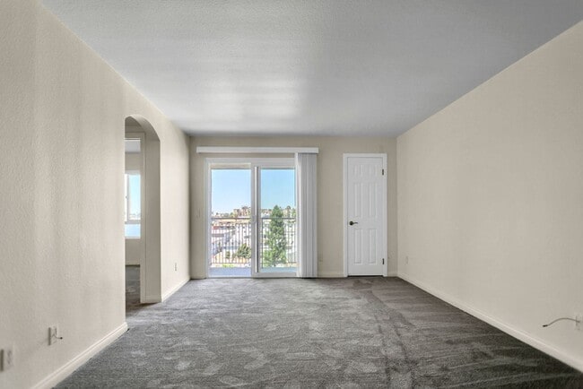 Building Photo - Great 2/1 condo close to SDSU and Colina D... Unit 323