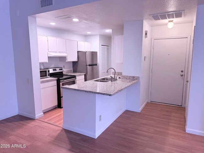 Photo - 2035 S Elm St Unit 208