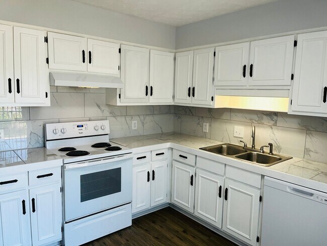 Photo - 104 Peachtree Ct Unit 104 Peachtree Ct A