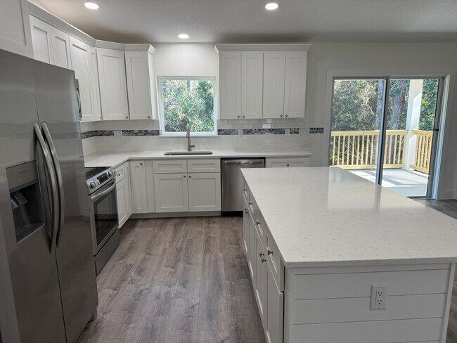 Photo - 611 Queen Rd