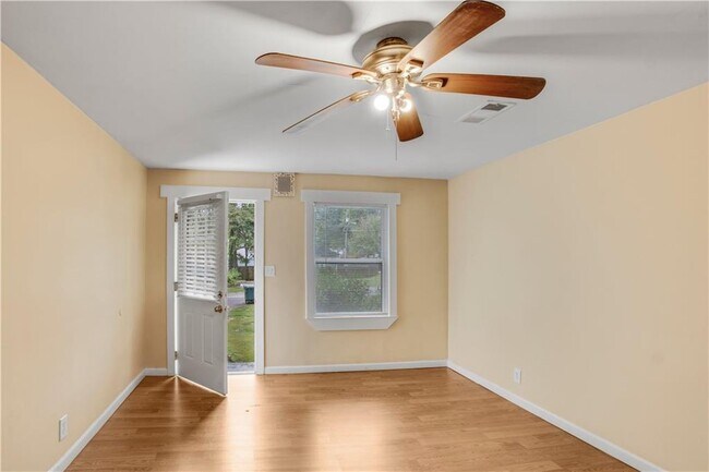 Photo - 695 Trout St