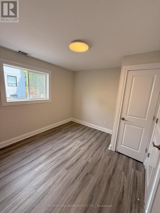 Photo - 382 Burnhamthorpe Rd