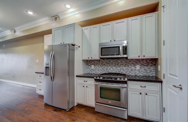Building Photo - 510 Lovett Blvd Unit 308 Rental