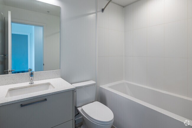 2BR, 2BA - 739SF - Primary Bathroom