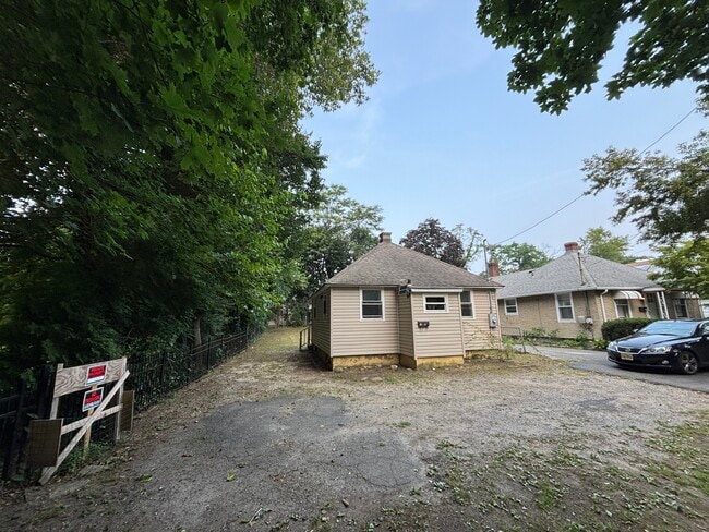 Building Photo - 15 Helen Ln Rental