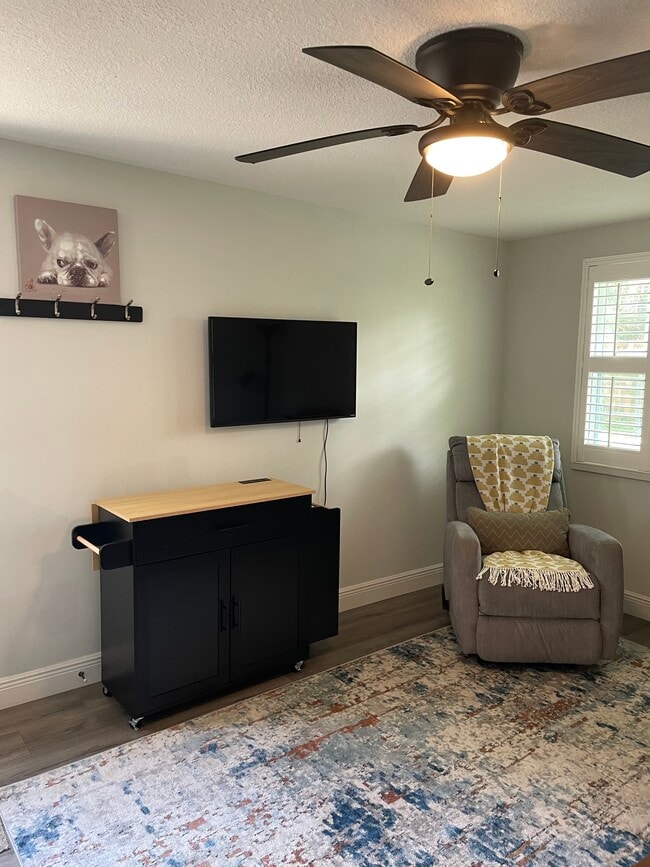 TV included - 1430 Lake Weldona Dr Unit 1 Bdrm Appt - Lake Views