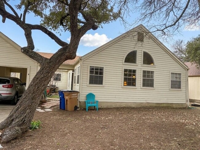 Building Photo - Charming & Spacious 2-Bed Duplex in NW Austin Unit B