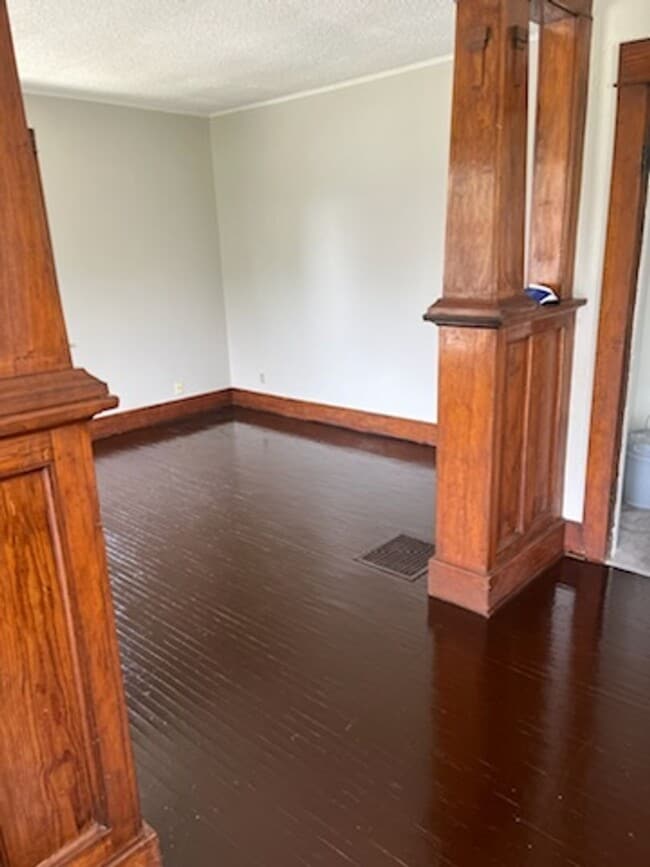 Photo - 1819 Luther St