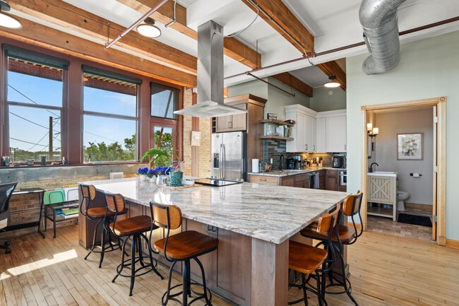 Photo - 215 W Maple St