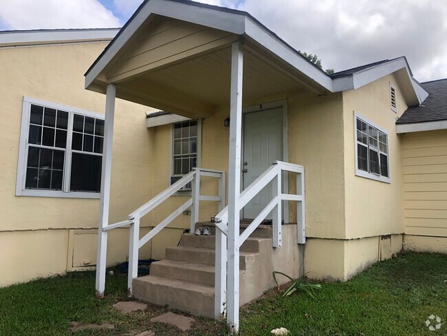 Building Photo - 2903 N U.S. Hwy 281 Unit B Rental