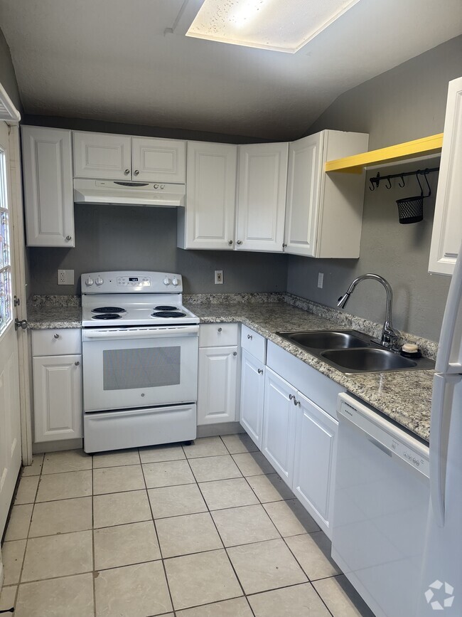 Building Photo - 1032 NW Nye St Unit Lower Rental