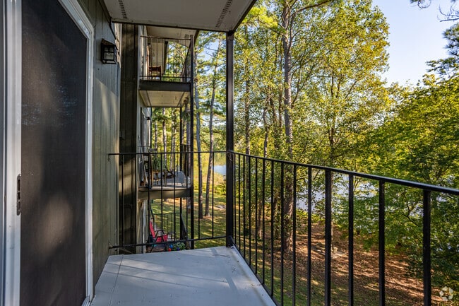 1BR, 1BA - 700SF - Balcony