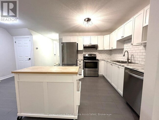 Photo - 120 Parkinson Crescent