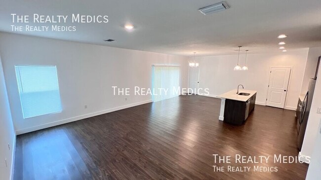 Photo - 1006 Westunder St SE